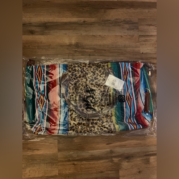 NGIL Be Bold Southwest Serape Weekender Bag - NIP - Picture 2 of 2